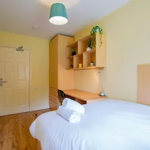127 - Lovely 2 Bed With Parking Holiday home